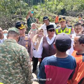  Bupati Gunungkidul Tinjau Lokasi Longsor Padukuhan Jono